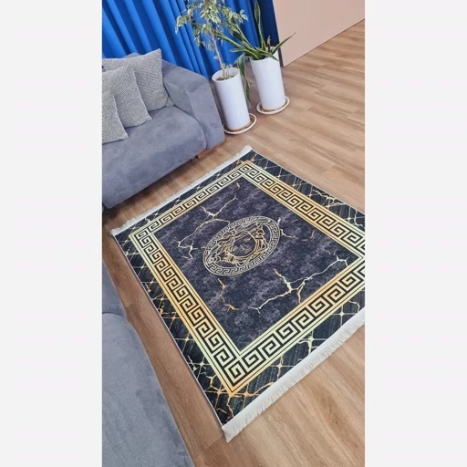 فرش ماشینی چاپی | فرشینه مخمل طرح ورساچه مشکی طلایی کد h481(پس کرایه) فرش ماشینی چاپی | فرشینه مخمل طرح ورساچه مشکی طلایی کد h481(پس کرایه) - Image 2