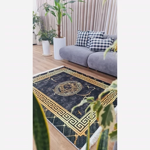 فرش ماشینی چاپی | فرشینه مخمل طرح ورساچه مشکی طلایی کد h481(پس کرایه) فرش ماشینی چاپی | فرشینه مخمل طرح ورساچه مشکی طلایی کد h481(پس کرایه) - Image 5